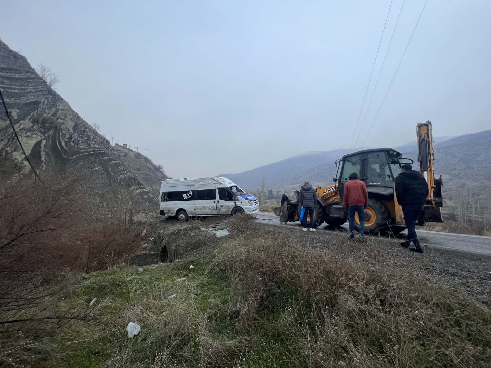 Şanlıurfa'da minibüs şarampole devrildi: Yaralılar var