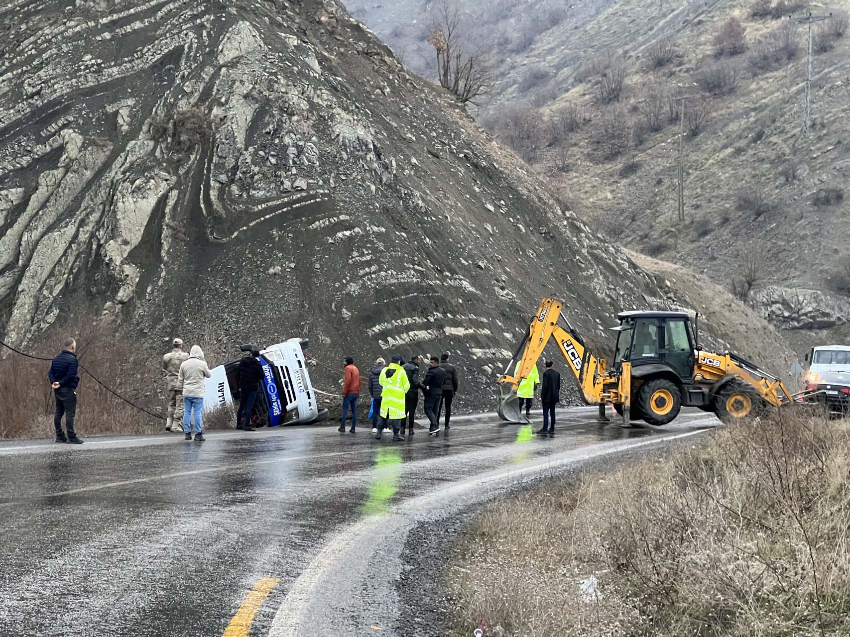 Şanlıurfa'da minibüs şarampole devrildi: Yaralılar var