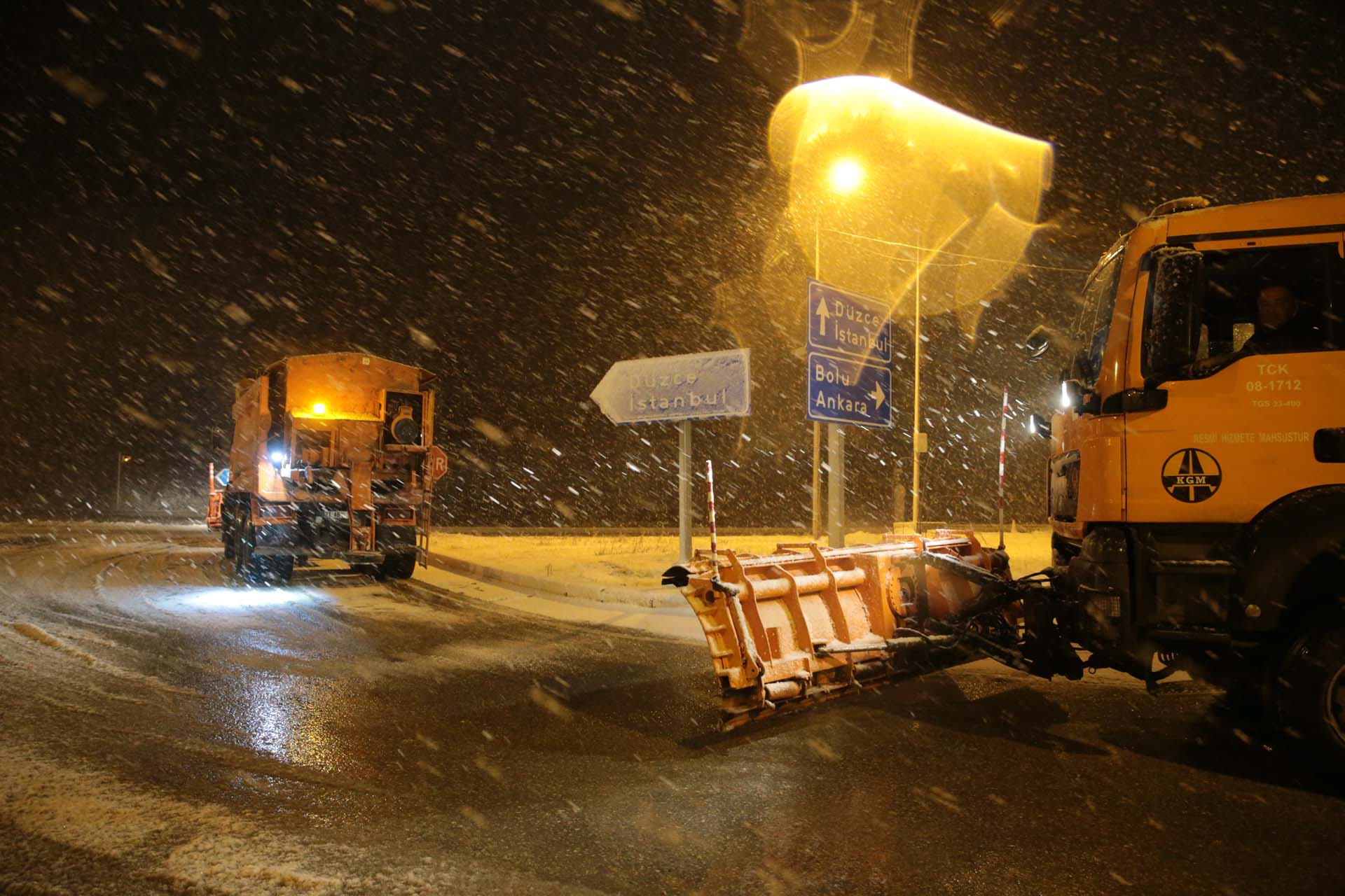 Bolu Dağı kar yağışına teslim oldu! Ekipler çalışmalarını hızlandırdı 