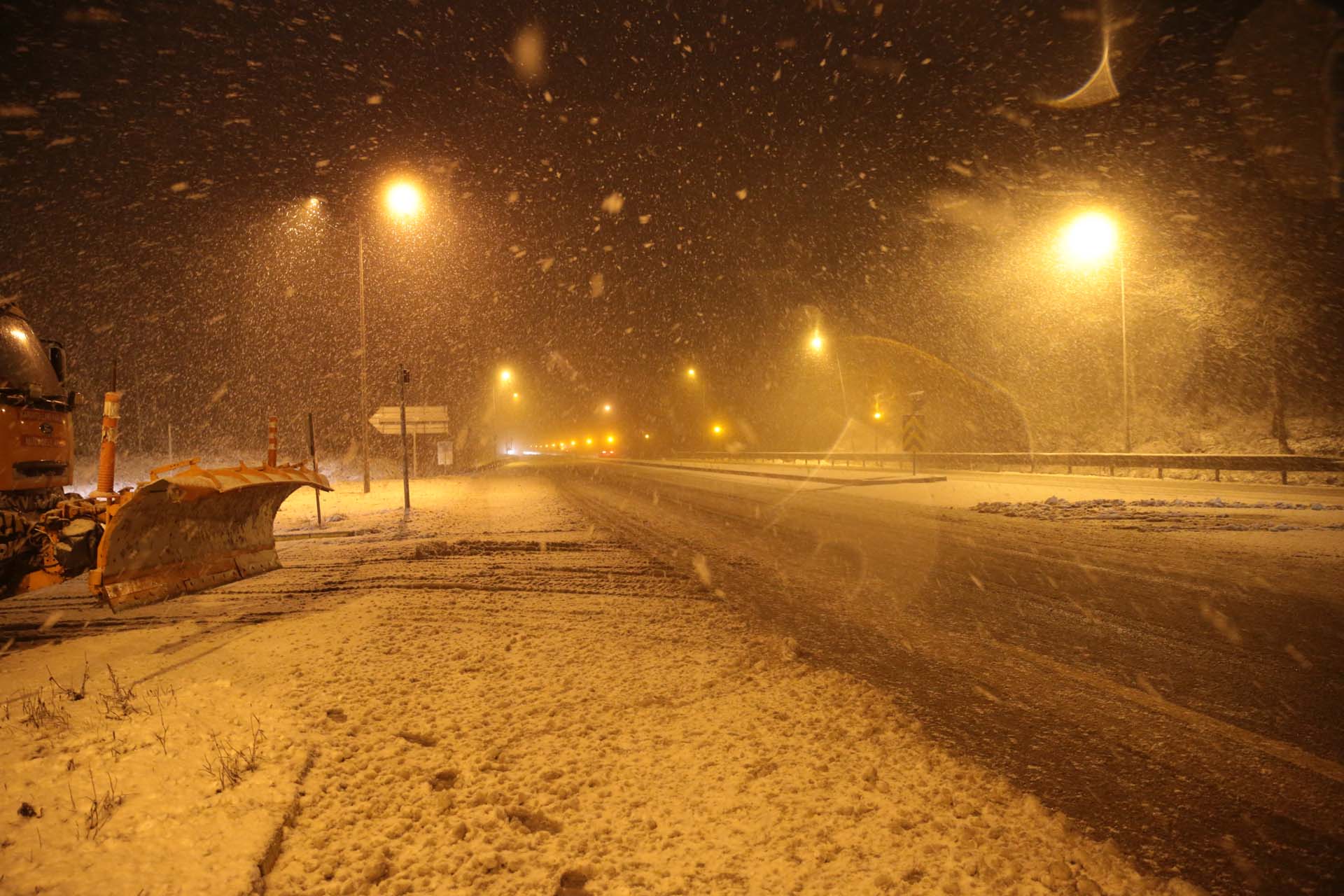 Bolu Dağı kar yağışına teslim oldu! Ekipler çalışmalarını hızlandırdı 