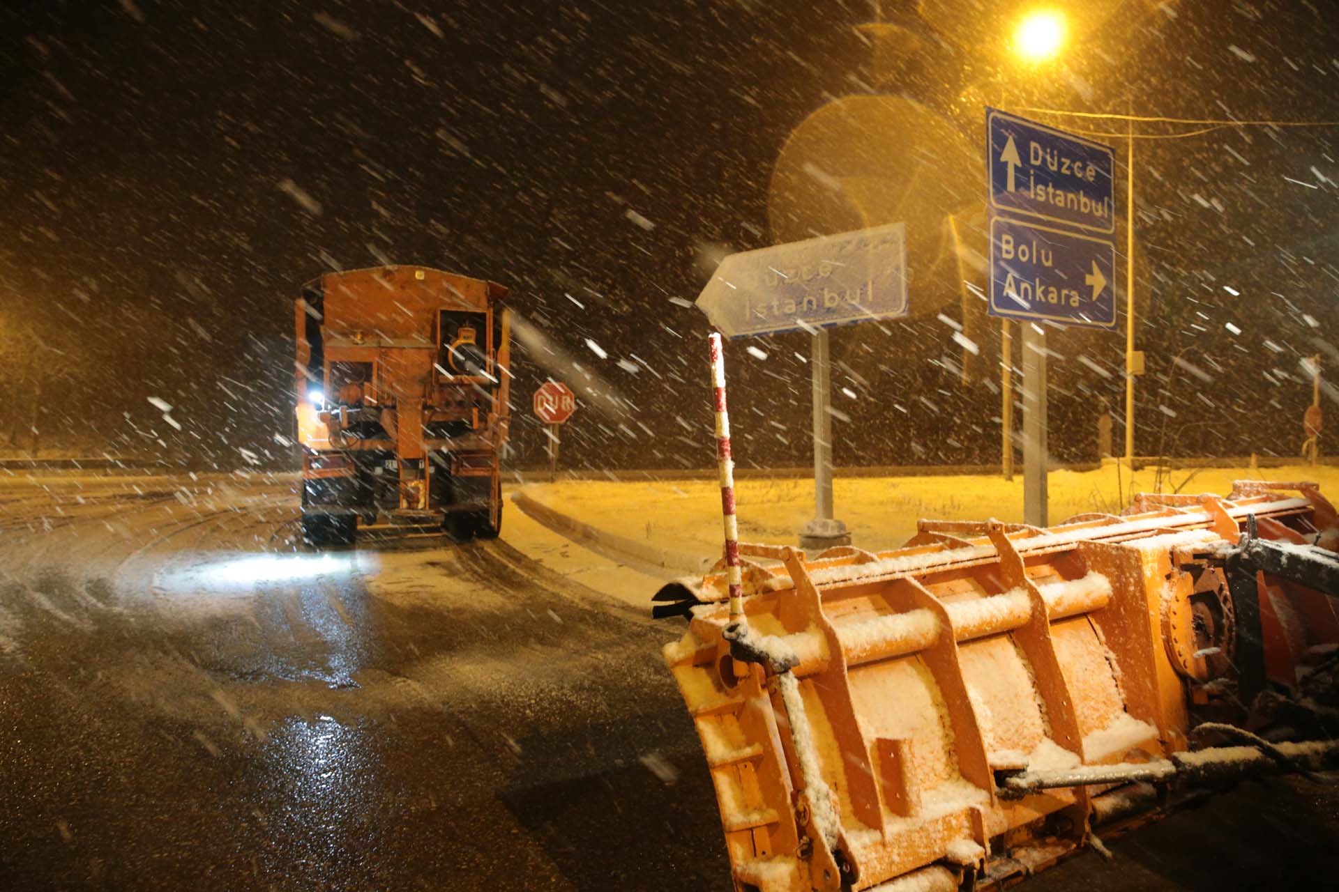 Bolu Dağı kar yağışına teslim oldu! Ekipler çalışmalarını hızlandırdı 