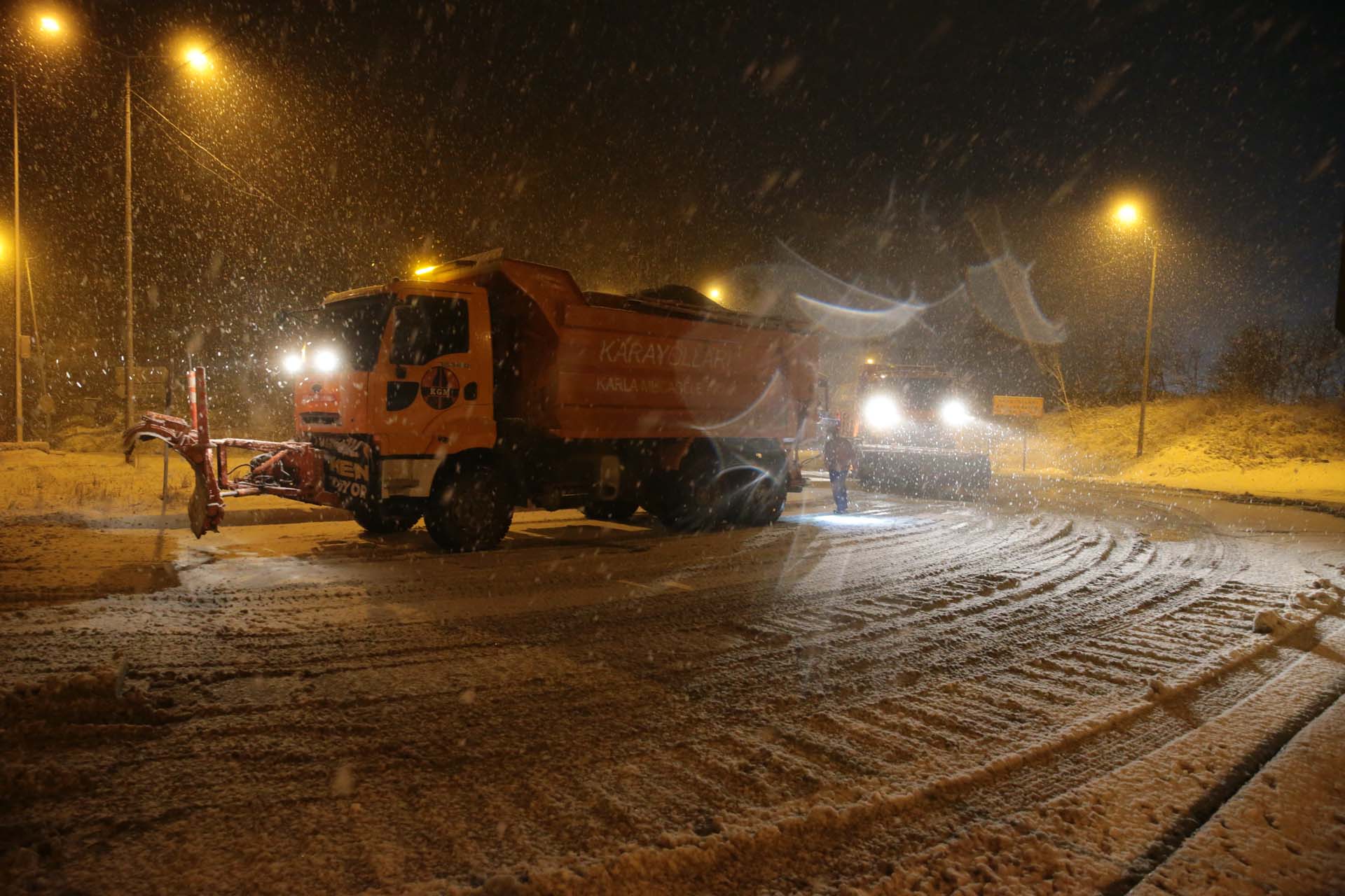 Bolu Dağı kar yağışına teslim oldu! Ekipler çalışmalarını hızlandırdı 