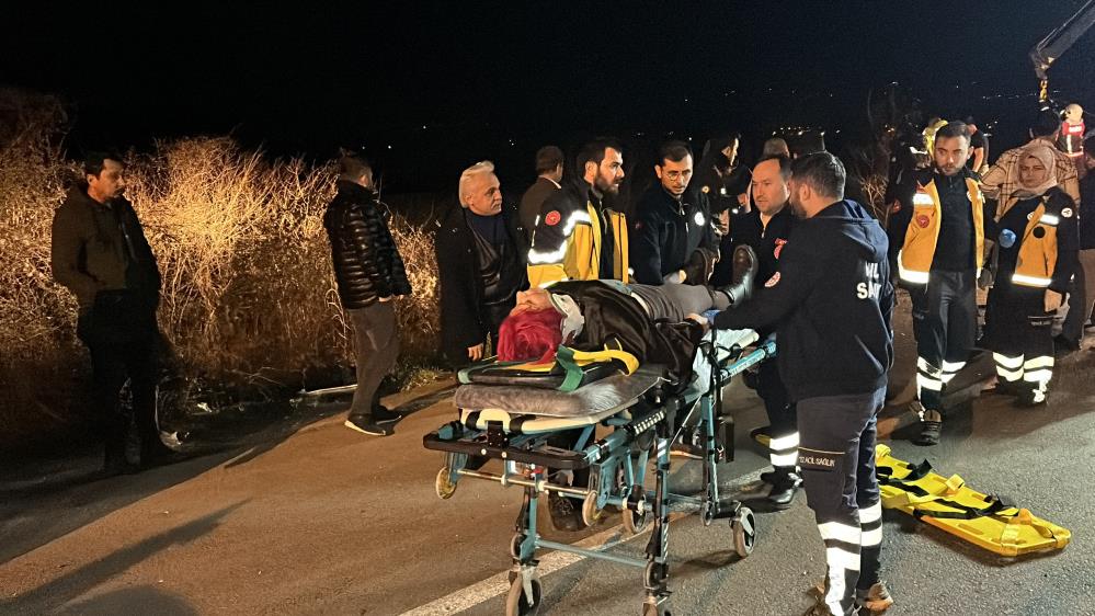 Düzce'de dehşete düşüren kaza! 2 otomobil köprüden uçtu: 2’si ağır 5 kişi yaralandı