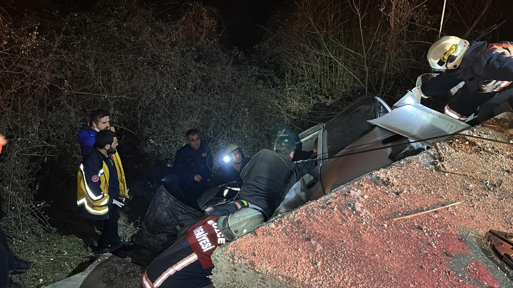 Düzce'de dehşete düşüren kaza! 2 otomobil köprüden uçtu: 2’si ağır 5 kişi yaralandı