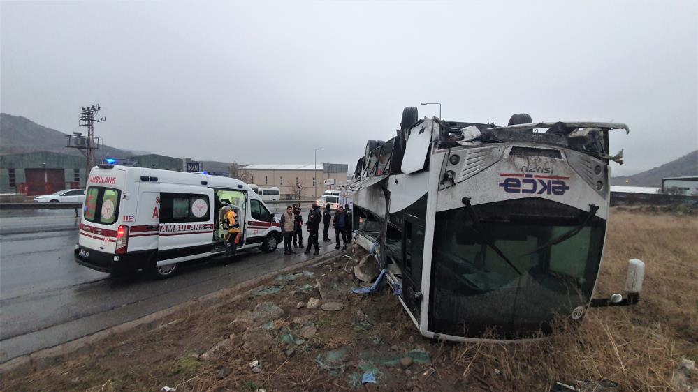 İşçi servisi takla attı: 1'i ağır 22 yaralı
