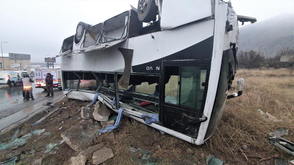 İşçi servisi takla attı: 1'i ağır 22 yaralı