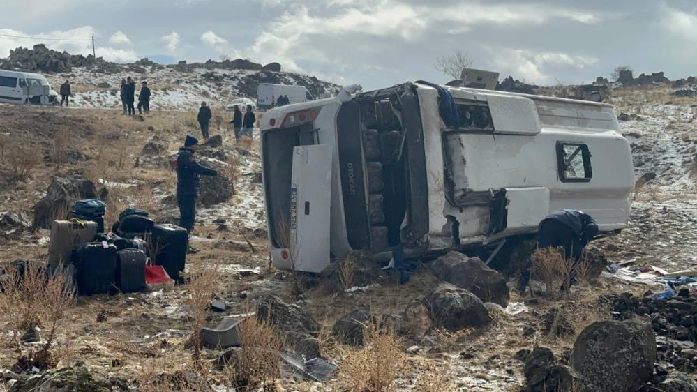 Niğde'de feci kaza: Turistleri taşıyan midibüs şarampole devrildi! Çok sayıda yaralı var