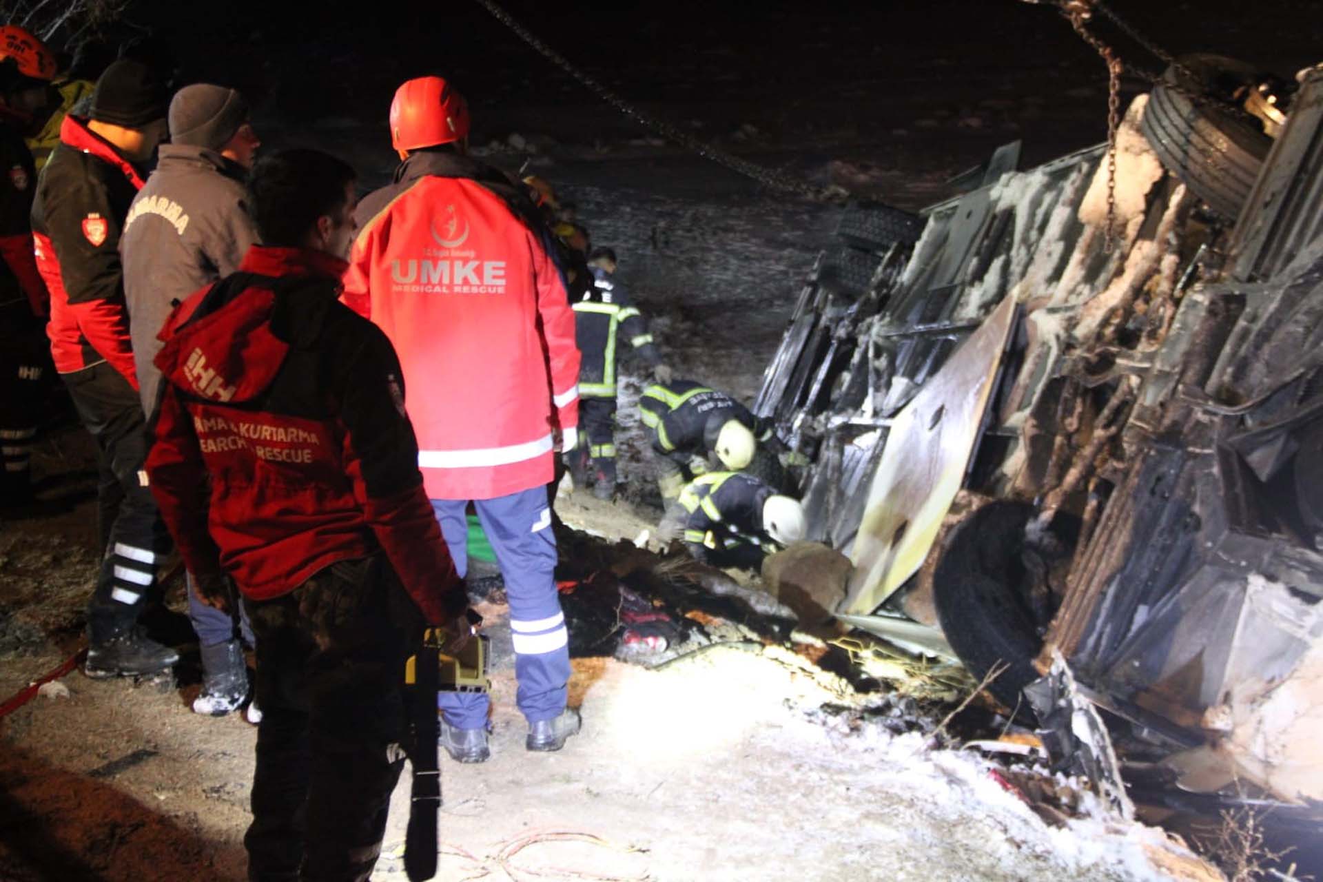 Son dakika | Kayseri'de can pazarı! Yolcu otobüsü şarampole devrildi: Çok sayıda ölü ve yaralı var 