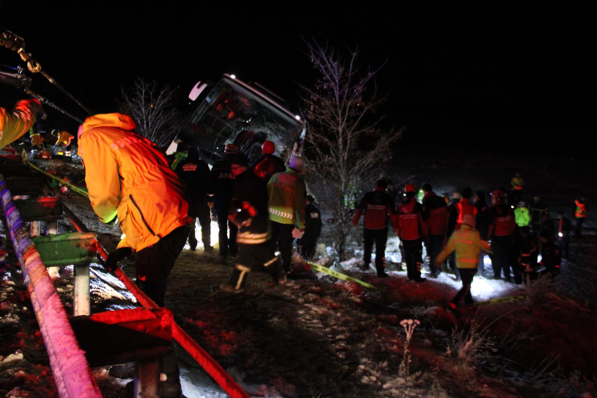 Son dakika | Kayseri'de can pazarı! Yolcu otobüsü şarampole devrildi: Çok sayıda ölü ve yaralı var 