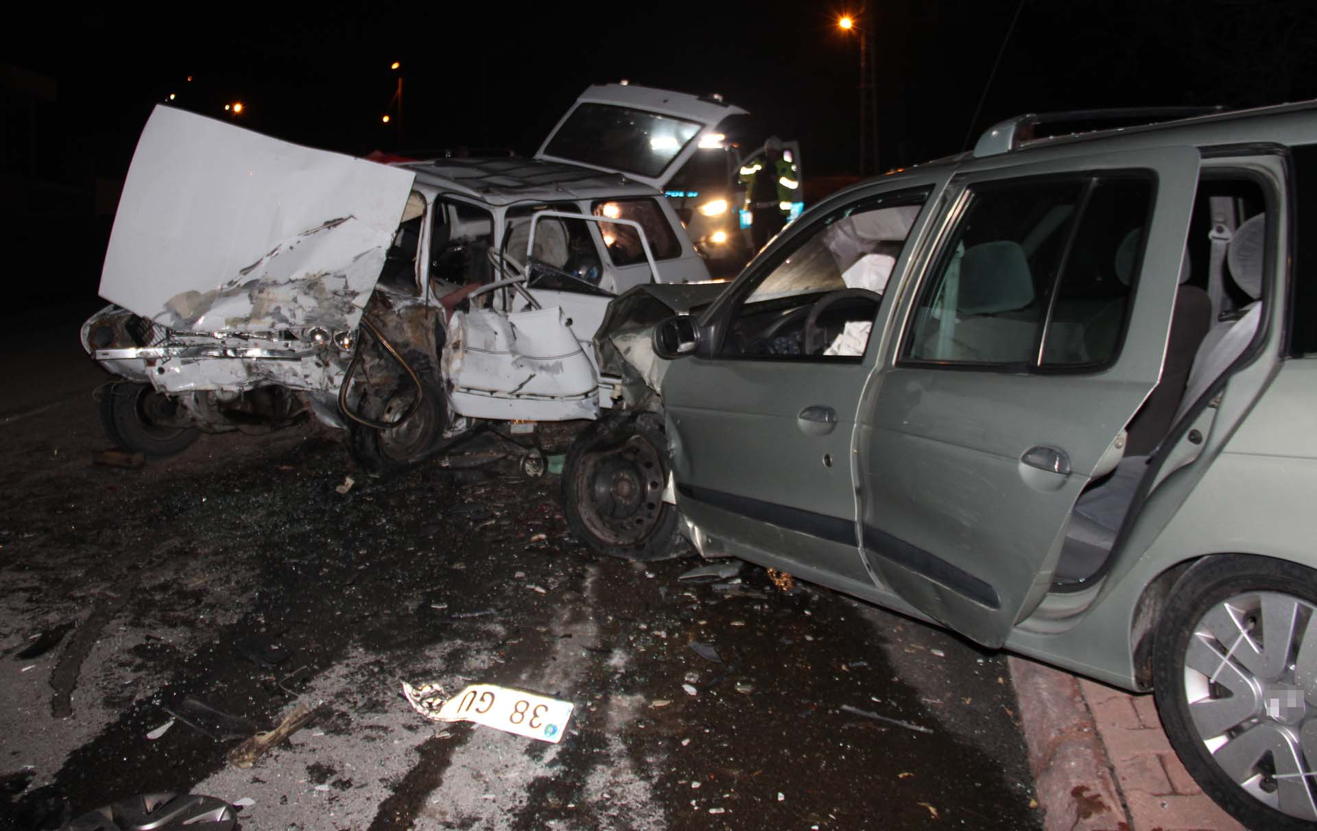 Kayseri'de iki otomobil kafa kafaya çarpıştı! Araçlar hurdaya döndü: 4'ü çocuk 5 kişi yaralandı 