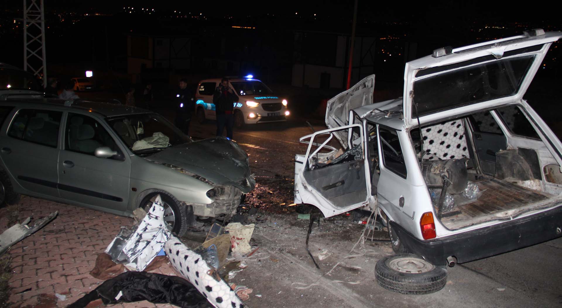 Kayseri'de iki otomobil kafa kafaya çarpıştı! Araçlar hurdaya döndü: 4'ü çocuk 5 kişi yaralandı 