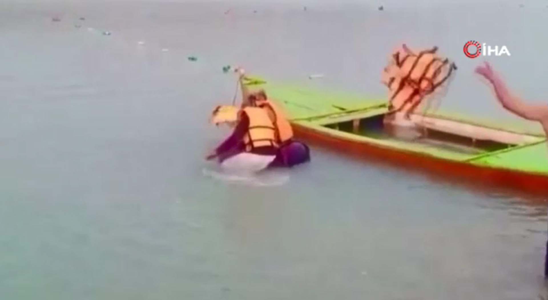 Gezinin sonu acı oldu! Bot alabora oldu: Çok sayıda çocuk hayatını kaybetti 