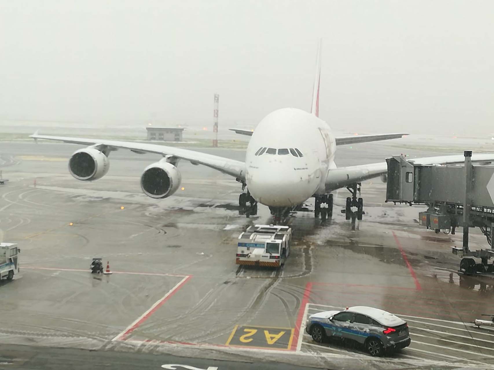 Bir anda etkili oldu! İstanbul Havalimanı kar yağışına teslim oldu!