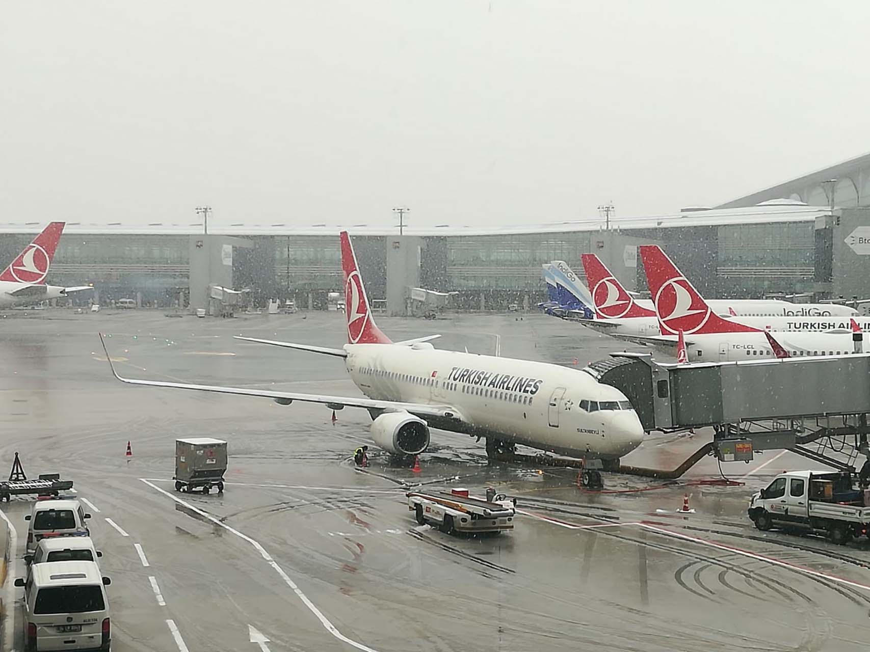 Bir anda etkili oldu! İstanbul Havalimanı kar yağışına teslim oldu!