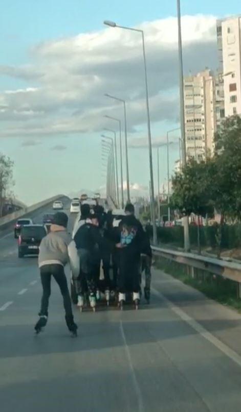 Gençlerin ölümle yolculuğu pes dedirtti! Paten sürüp, otomobilin arkasına tutunarak yolculuk yaptılar