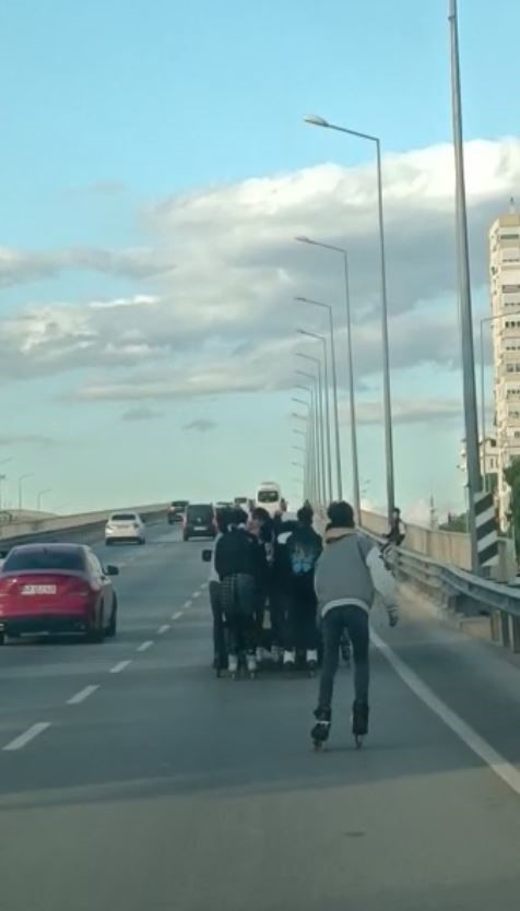 Gençlerin ölümle yolculuğu pes dedirtti! Paten sürüp, otomobilin arkasına tutunarak yolculuk yaptılar