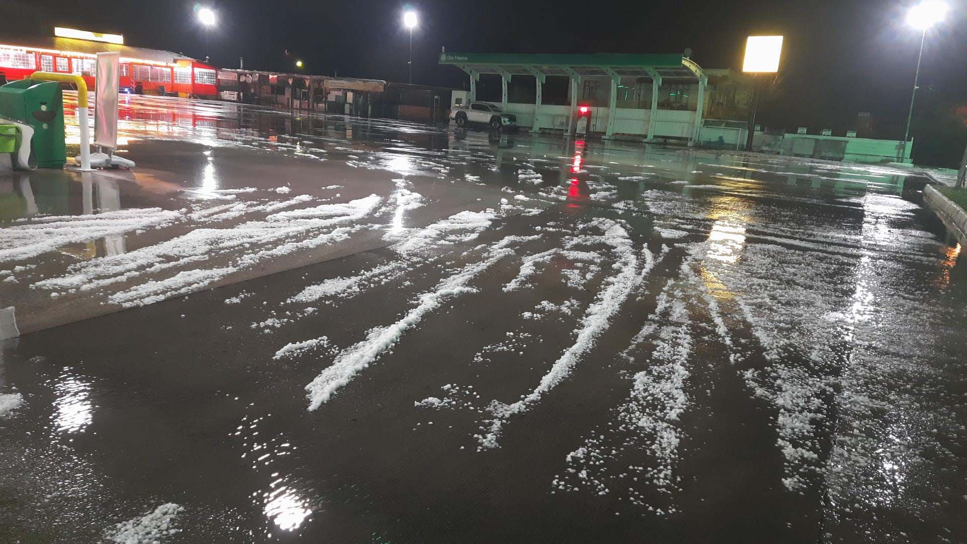 Antalya'da ceviz büyüklüğünde dolu yağdı! Vatandaşlar zorlu anlar yaşadı! 