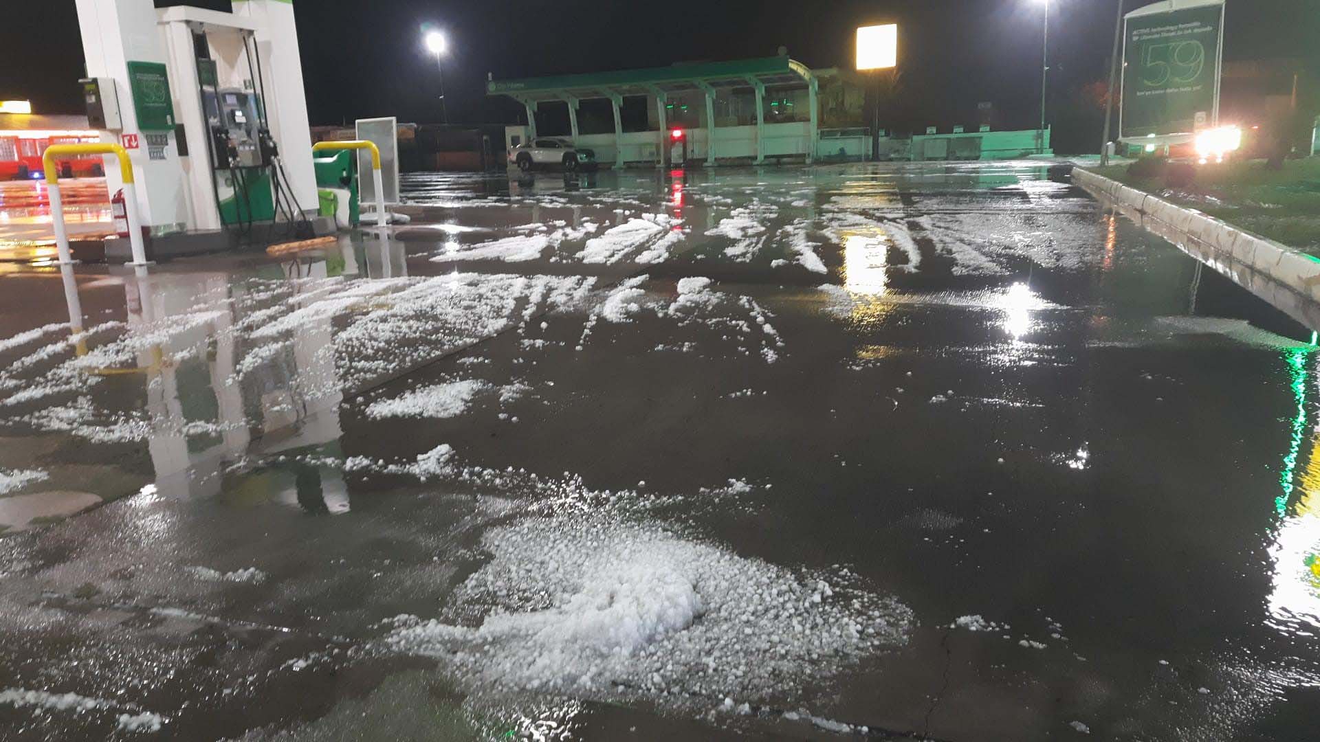 Antalya'da ceviz büyüklüğünde dolu yağdı! Vatandaşlar zorlu anlar yaşadı! 