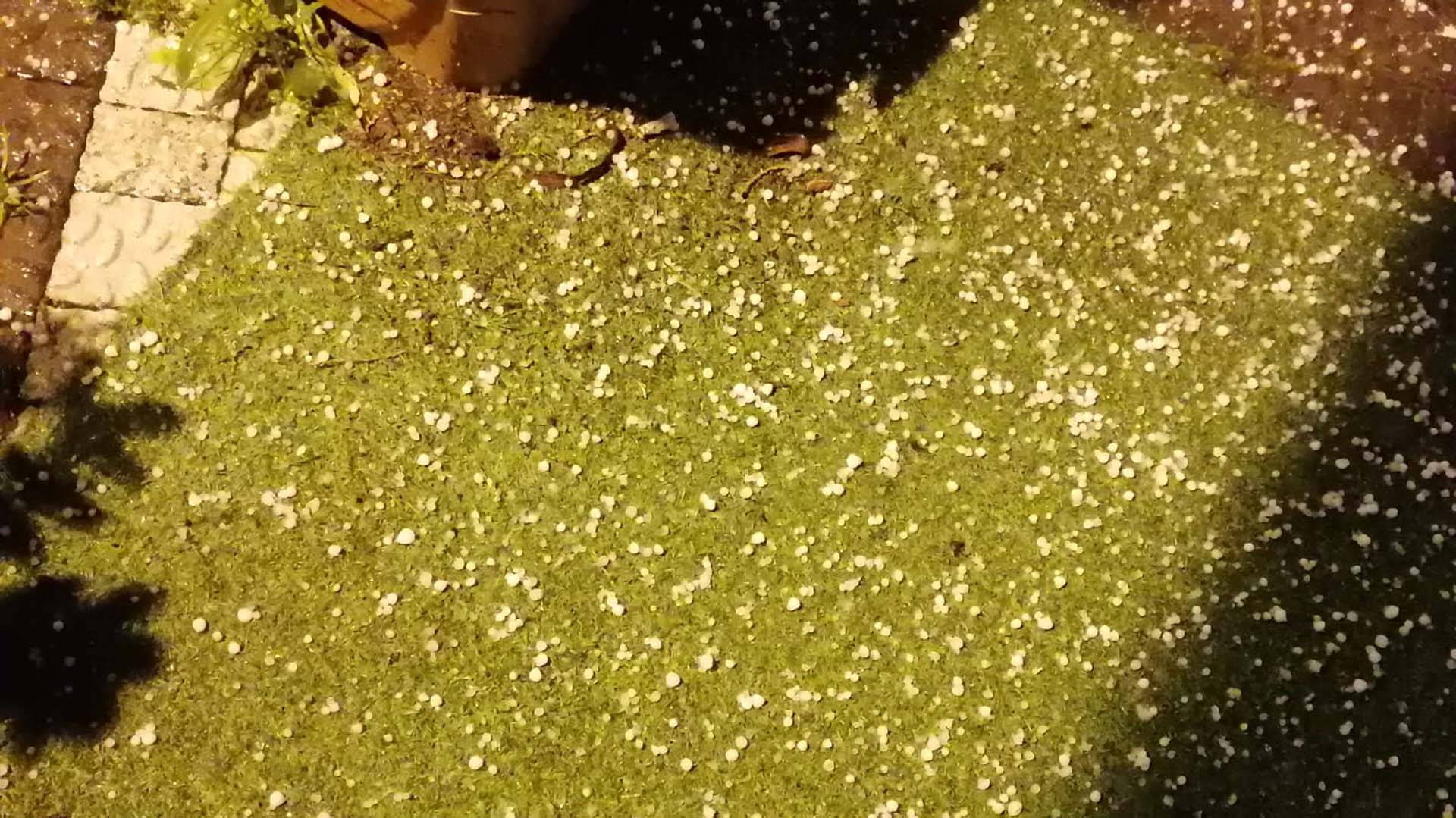 Antalya'da ceviz büyüklüğünde dolu yağdı! Vatandaşlar zorlu anlar yaşadı! 