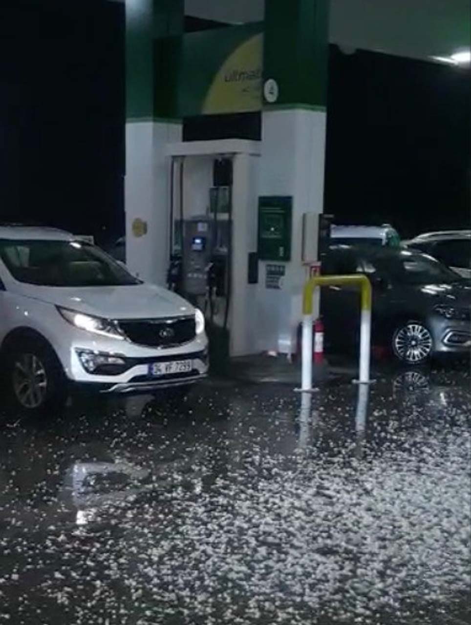 Antalya'da ceviz büyüklüğünde dolu yağdı! Vatandaşlar zorlu anlar yaşadı! 