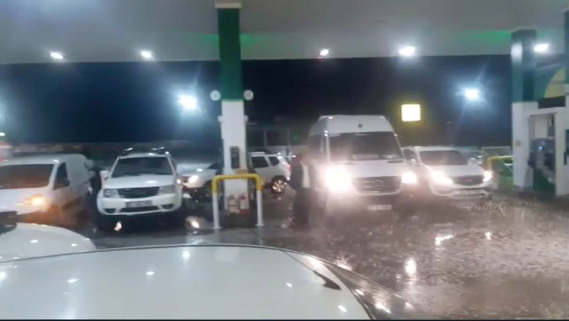 Antalya'da ceviz büyüklüğünde dolu yağdı! Vatandaşlar zorlu anlar yaşadı! 