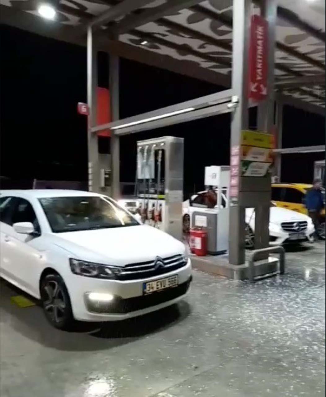 Antalya'da ceviz büyüklüğünde dolu yağdı! Vatandaşlar zorlu anlar yaşadı! 