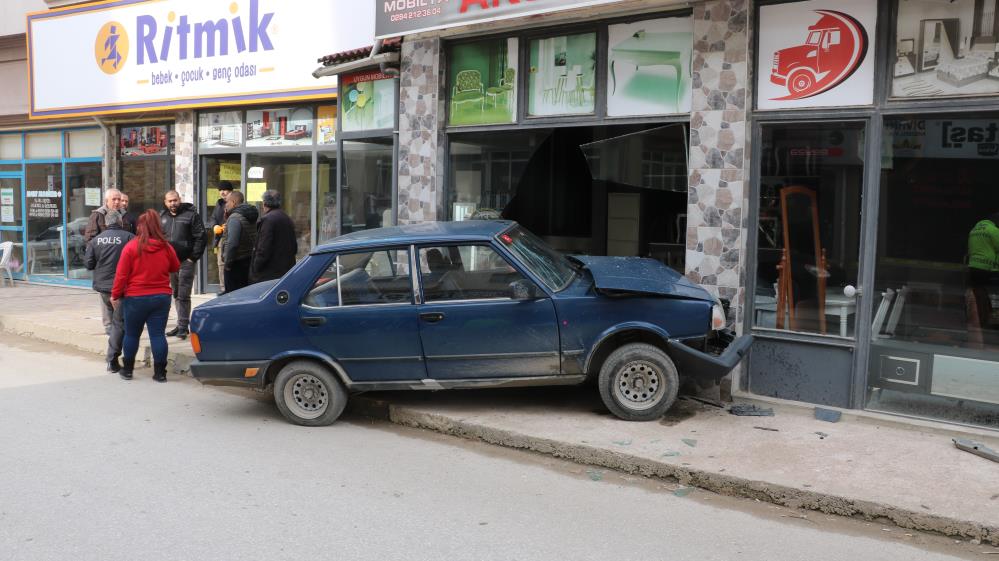 Edirne'de korkutan kaza: Tofaş Şahin mobilya dükkanına daldı