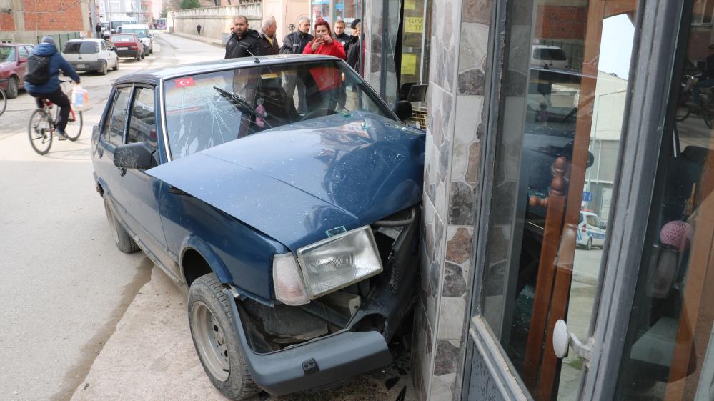 Edirne'de korkutan kaza: Tofaş Şahin mobilya dükkanına daldı