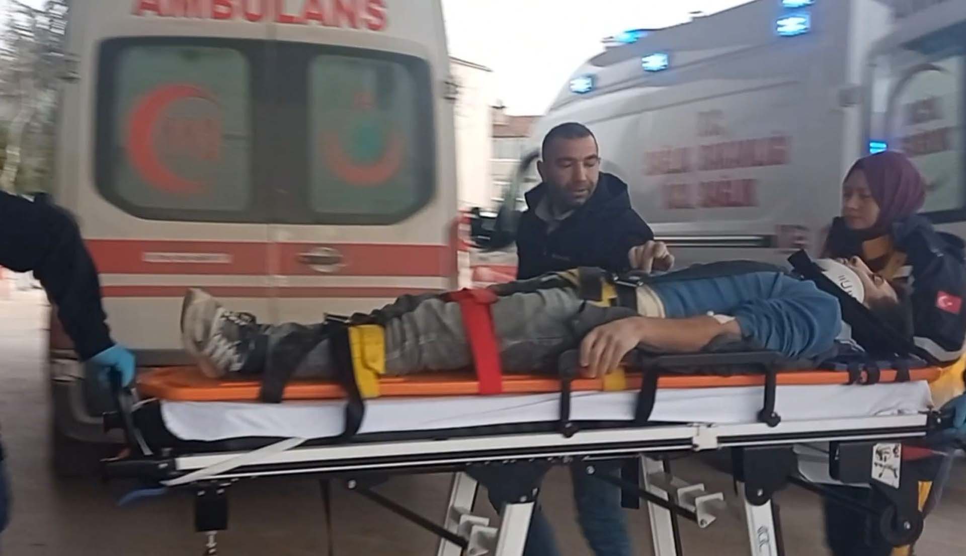 Film gibi olay: Üçüncü kattan ağabeyinin üzerine düştü! 