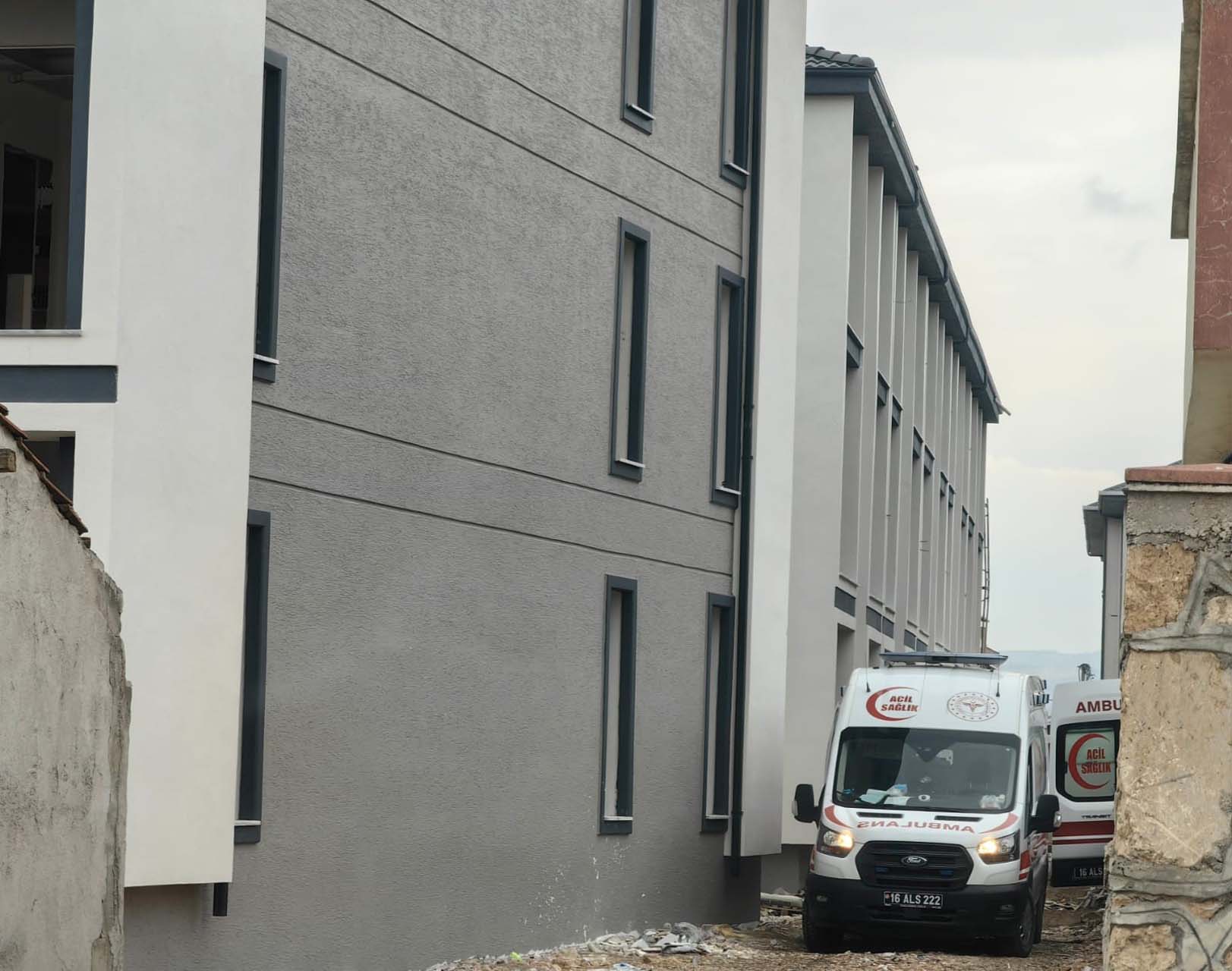 Film gibi olay: Üçüncü kattan ağabeyinin üzerine düştü! 