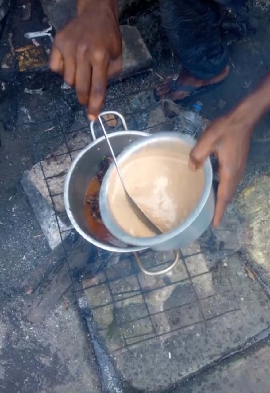 Bunu izlerken mideniz ağzınıza gelecek! TikTok'ta paylaşılan video tepki çekti: Kediyi mangalda pişirip yemek yaptılar! 
