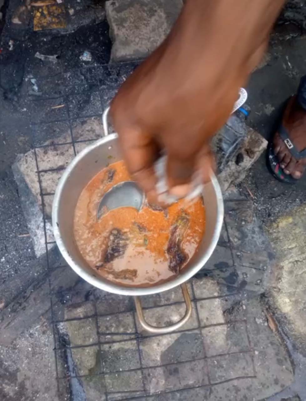 Bunu izlerken mideniz ağzınıza gelecek! TikTok'ta paylaşılan video tepki çekti: Kediyi mangalda pişirip yemek yaptılar! 