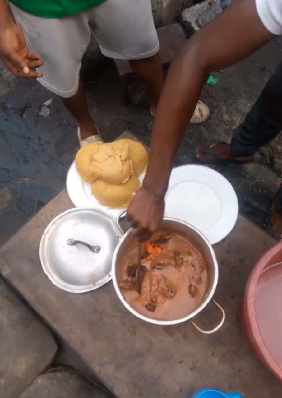 Bunu izlerken mideniz ağzınıza gelecek! TikTok'ta paylaşılan video tepki çekti: Kediyi mangalda pişirip yemek yaptılar! 