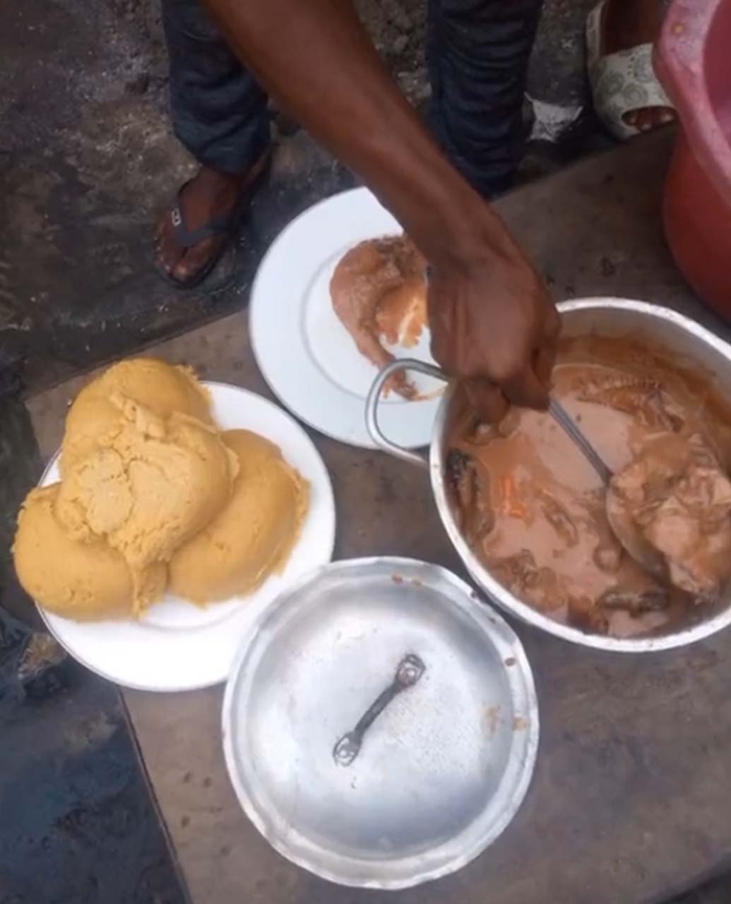 Bunu izlerken mideniz ağzınıza gelecek! TikTok'ta paylaşılan video tepki çekti: Kediyi mangalda pişirip yemek yaptılar! 