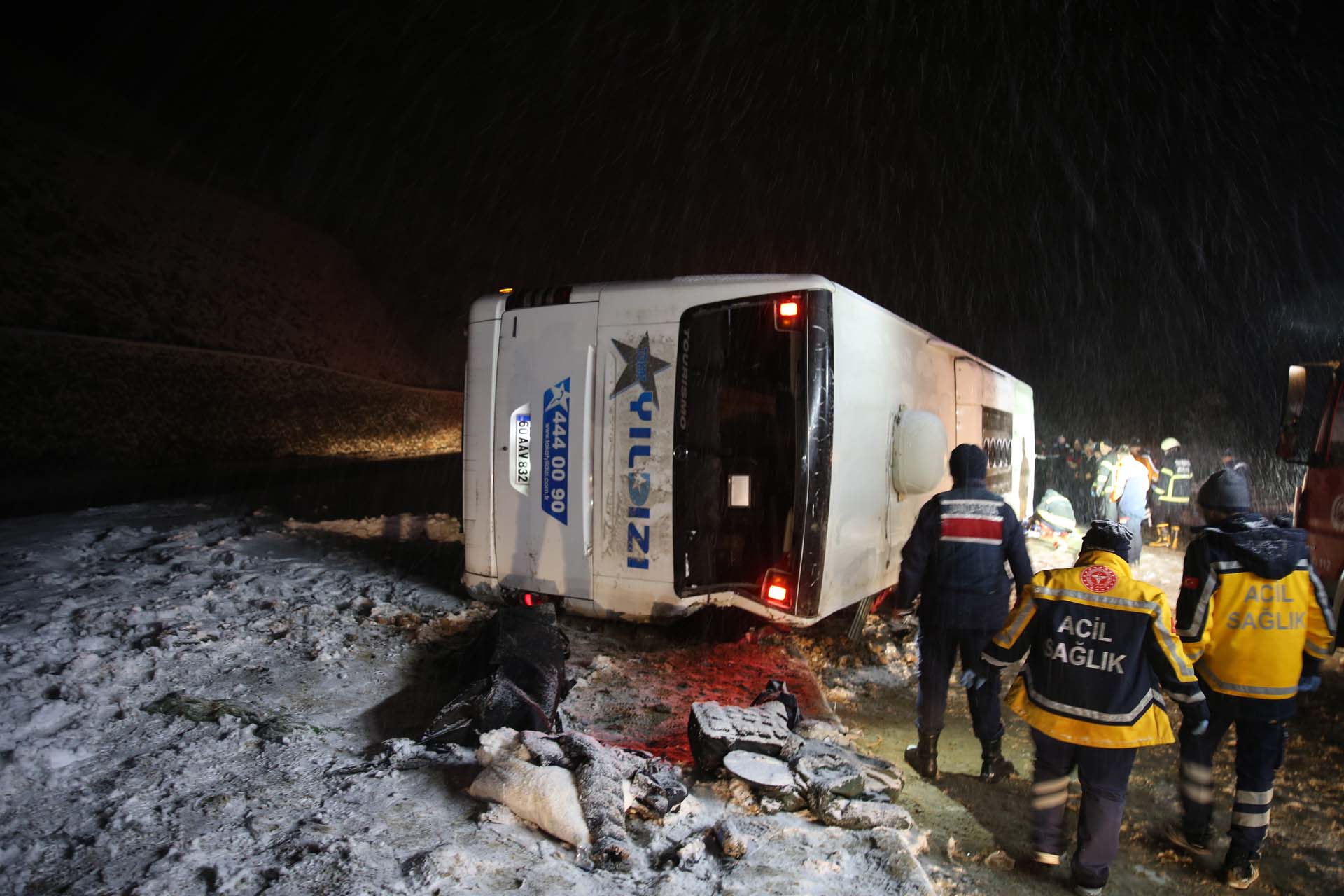 Tokat'ta kar yağışı kazaya neden oldu! Yolcu otobüsü şarampole devrildi: Muavin Mert Balcı öldü, yaralılar var