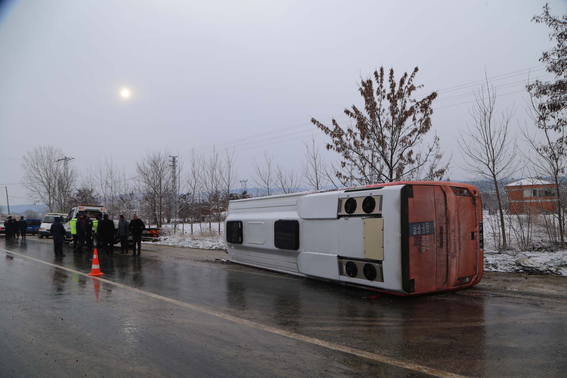 Cenazeye giderken ölümden döndüler! Otobüs devrildi: Yaralılar var 
