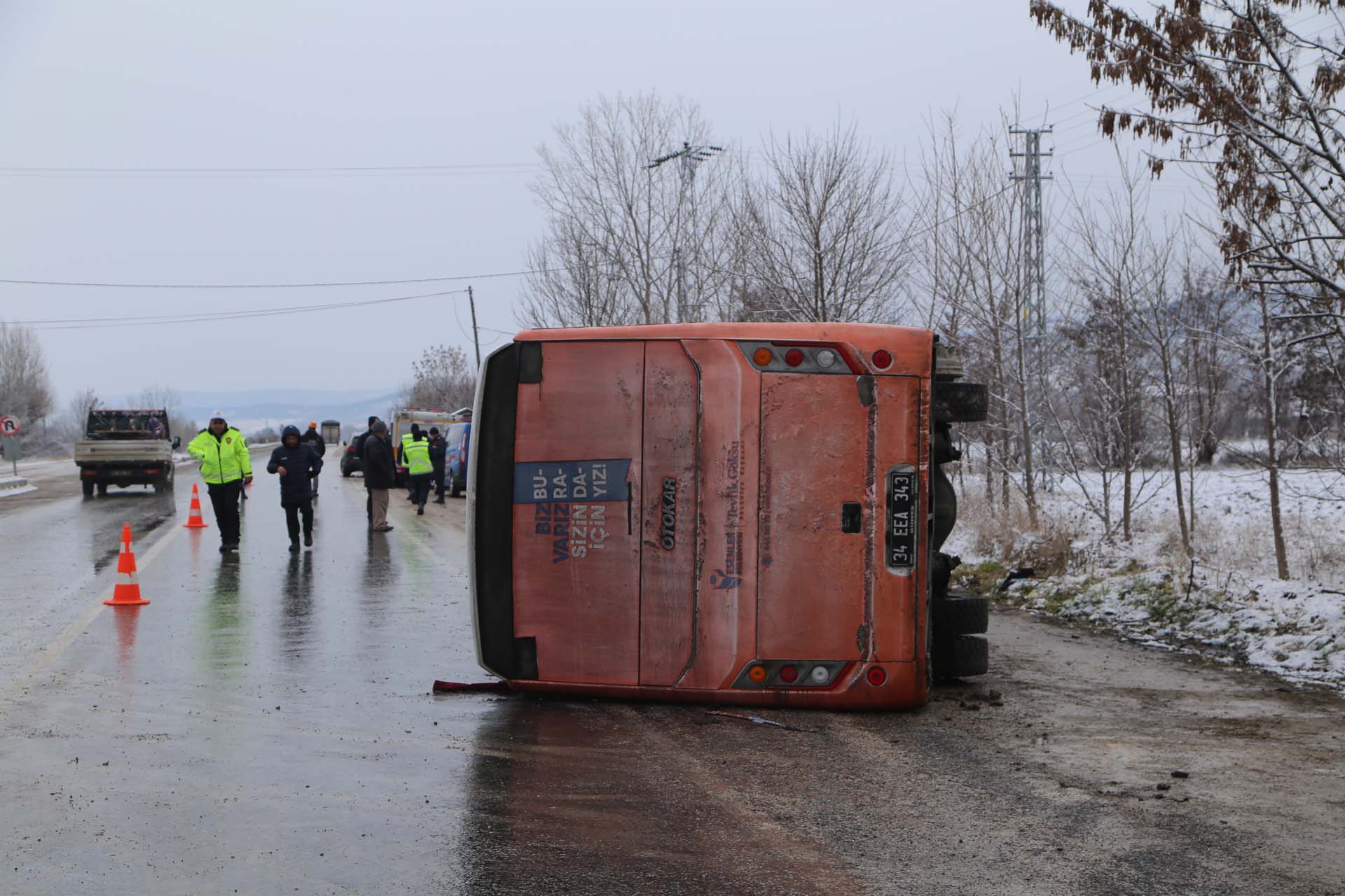 Cenazeye giderken ölümden döndüler! Otobüs devrildi: Yaralılar var 