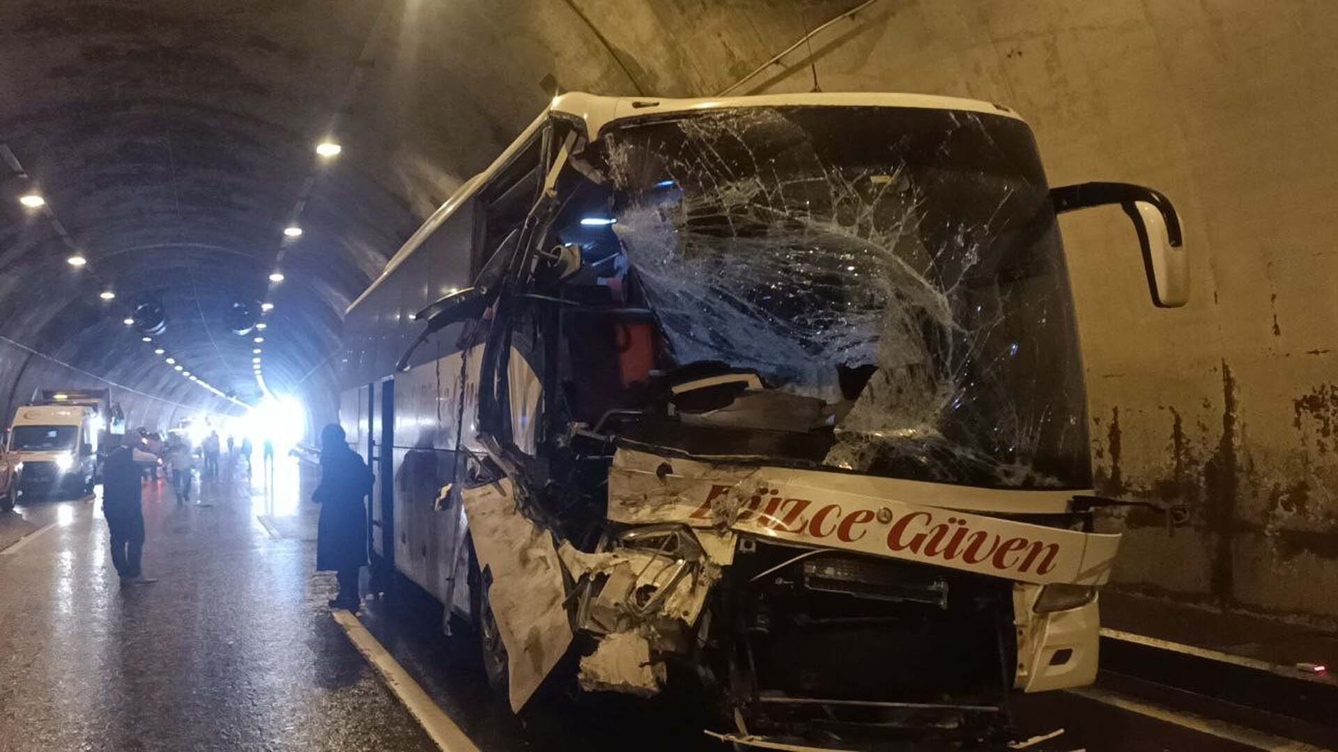 Son Dakika! Bolu Dağı Tüneli'nde zincirleme kaza meydana geldi! İstanbul istikameti trafiğe kapatıldı!