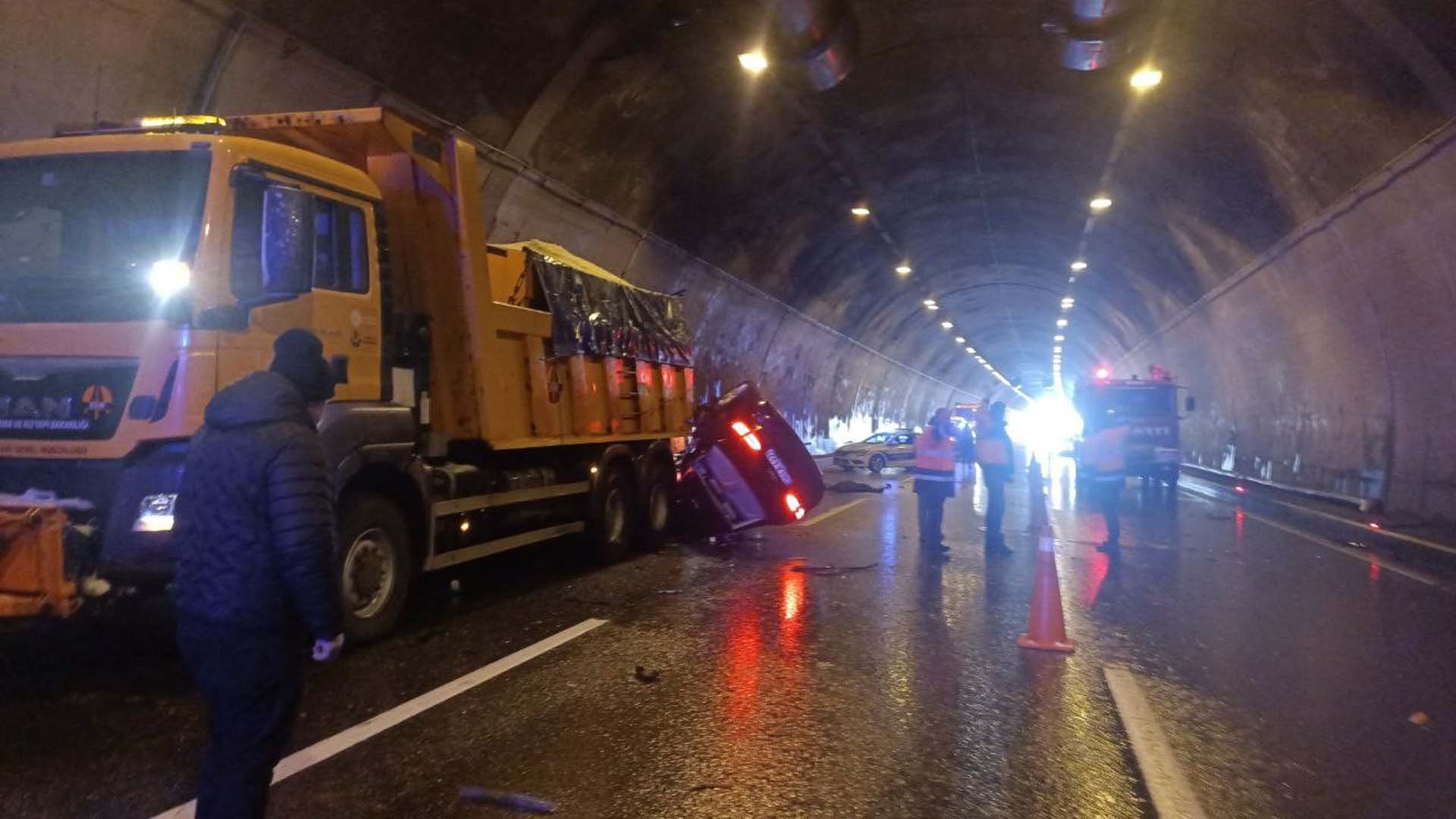 Son Dakika! Bolu Dağı Tüneli'nde zincirleme kaza meydana geldi! İstanbul istikameti trafiğe kapatıldı!