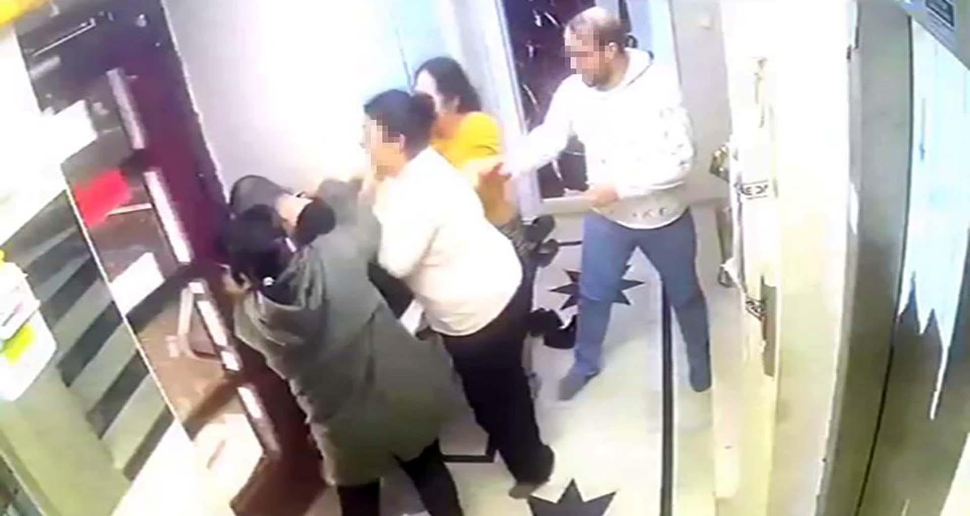 İnternetten tanıştığı engelli kızın evine gitti! Anne eve gelince olanlar oldu: Yarı çıplak şekilde kaçtı