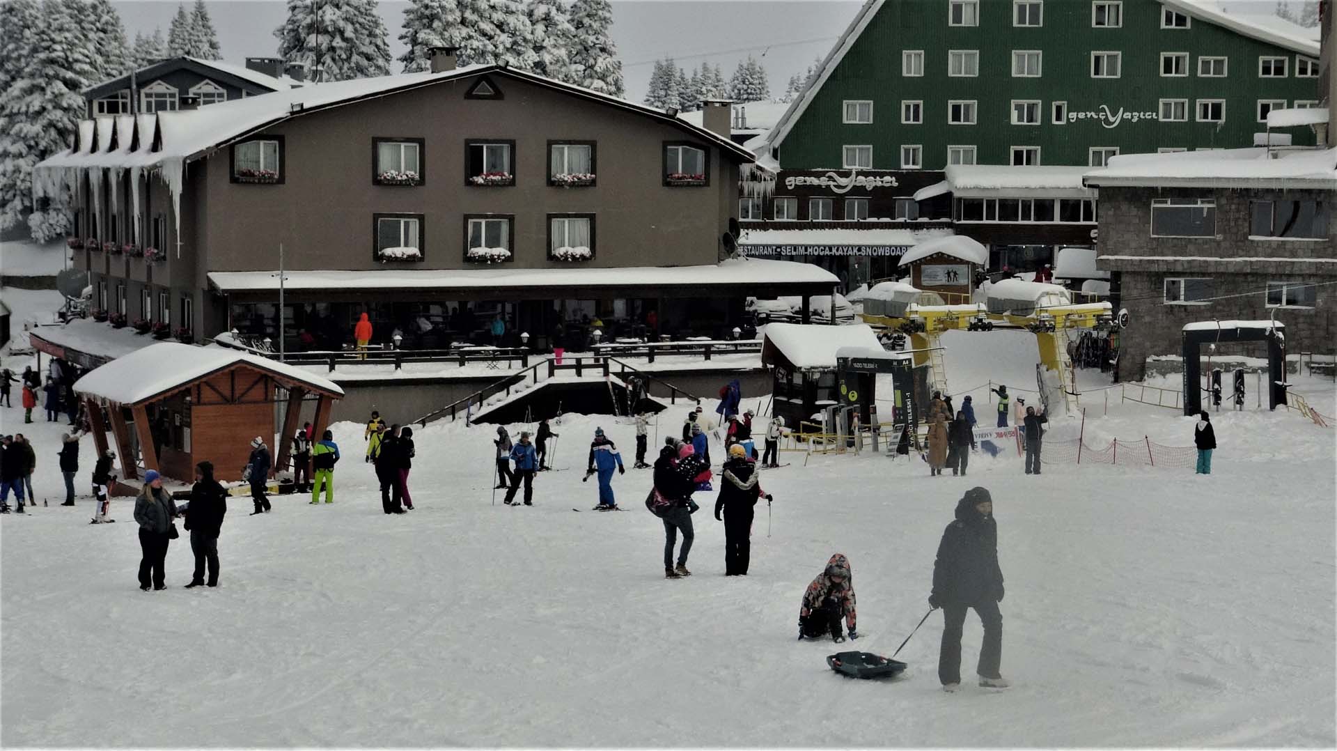 Bursa Uludağ kar yağışına doydu! Tatilciler beyaz örtünün keyfini çıkardı