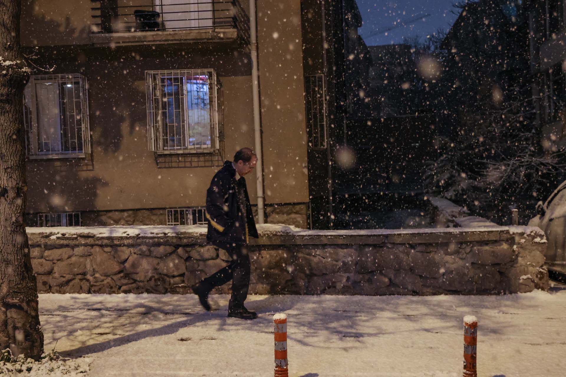 Ankara kar yağışına teslim oldu! Kent beyaz örtüyle kaplandı: Kartpostallık görüntüler mest etti 