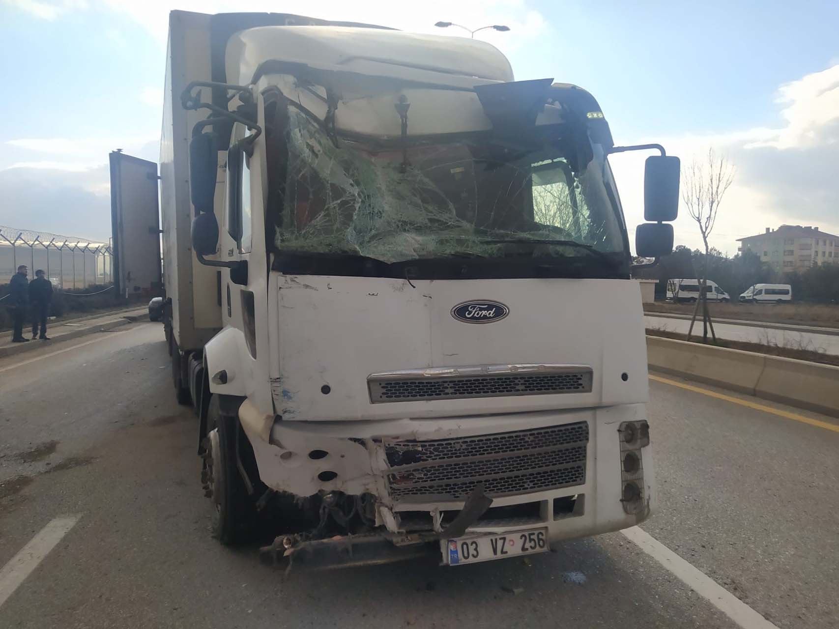 Ankara'da facianın eşiğinden dönüldü: Kamyonun çarptığı minibüs yoldan çıktı: Yaralılar var 