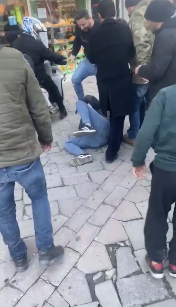 Kadını rahatsız eden şahıs hayatının şokunu yaşadı! Yakınları tekme tokat darp etti 