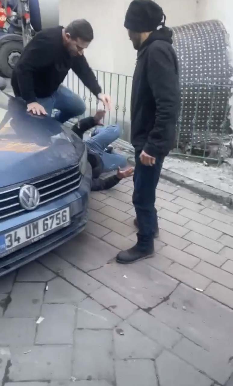 Kadını rahatsız eden şahıs hayatının şokunu yaşadı! Yakınları tekme tokat darp etti 