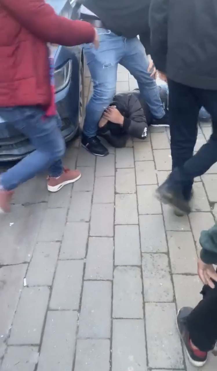 Kadını rahatsız eden şahıs hayatının şokunu yaşadı! Yakınları tekme tokat darp etti 