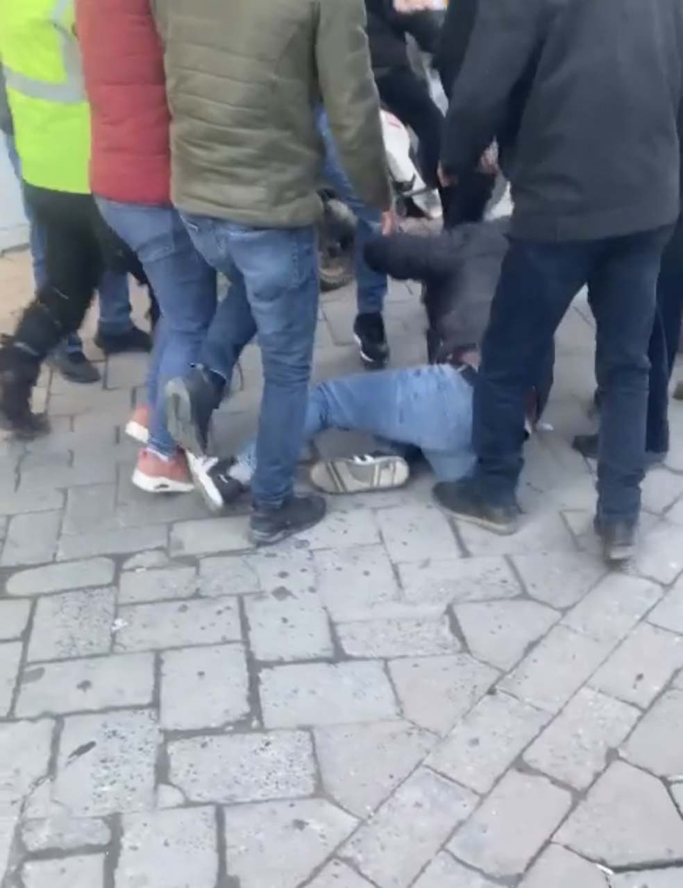 Kadını rahatsız eden şahıs hayatının şokunu yaşadı! Yakınları tekme tokat darp etti 