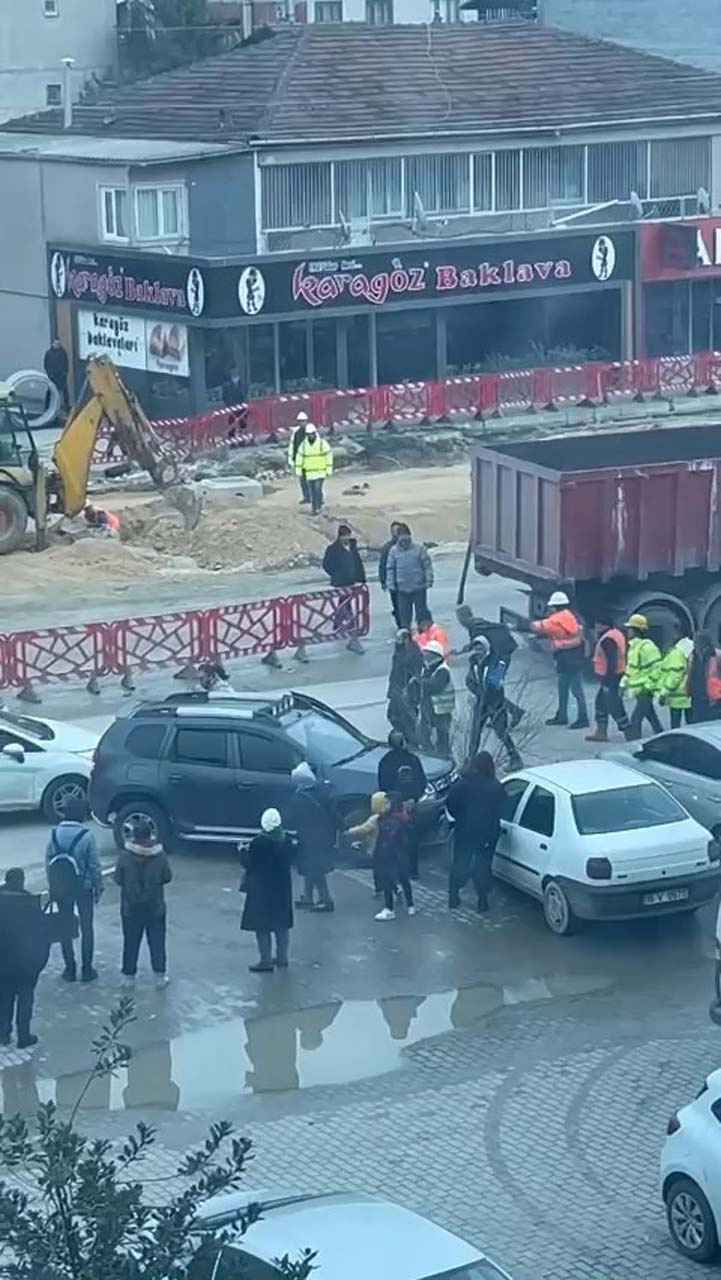 Husumetli sürücüler ortalığı birbirine kattı! Araçlarıyla birbirlerine çarptılar, tekme tokat kavga ettiler! 