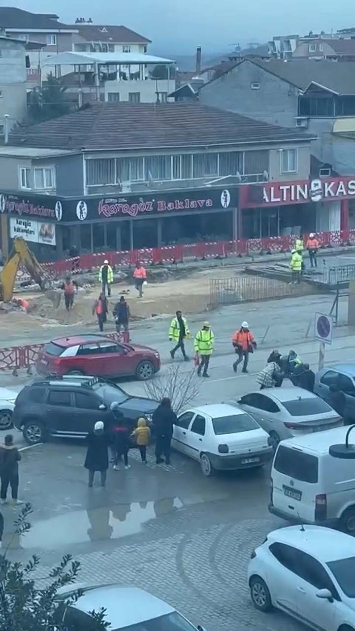 Husumetli sürücüler ortalığı birbirine kattı! Araçlarıyla birbirlerine çarptılar, tekme tokat kavga ettiler! 