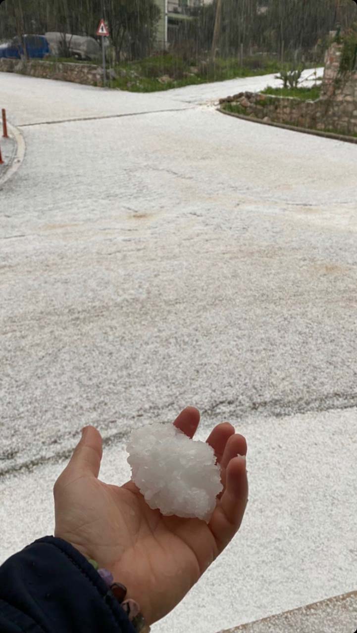 Marmaris'te dolu yağışı etkili oldu! Cadde ve sokaklar bembeyaz oldu 